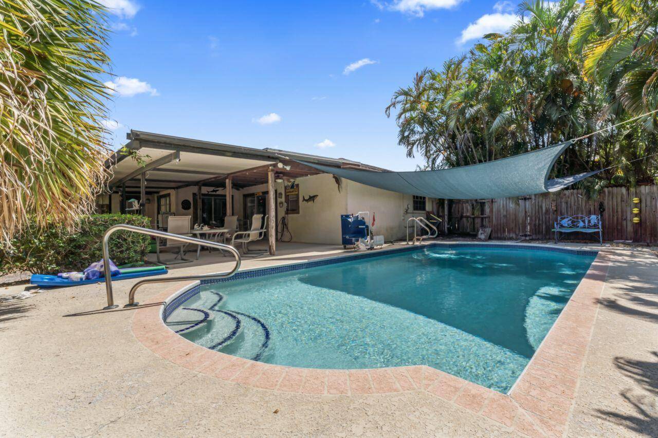 This is a breathtaking cul de sac pool home in Wellington with no HOA on a corner lot in the 33414 zip code with A rated schools.