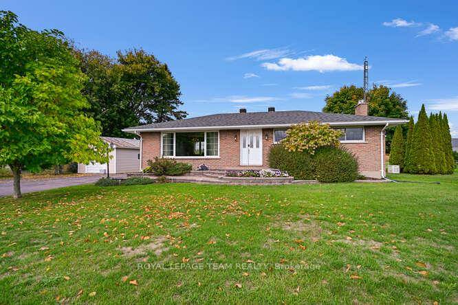 Absolutely lovely country living in a clean and modern brick bungalow.