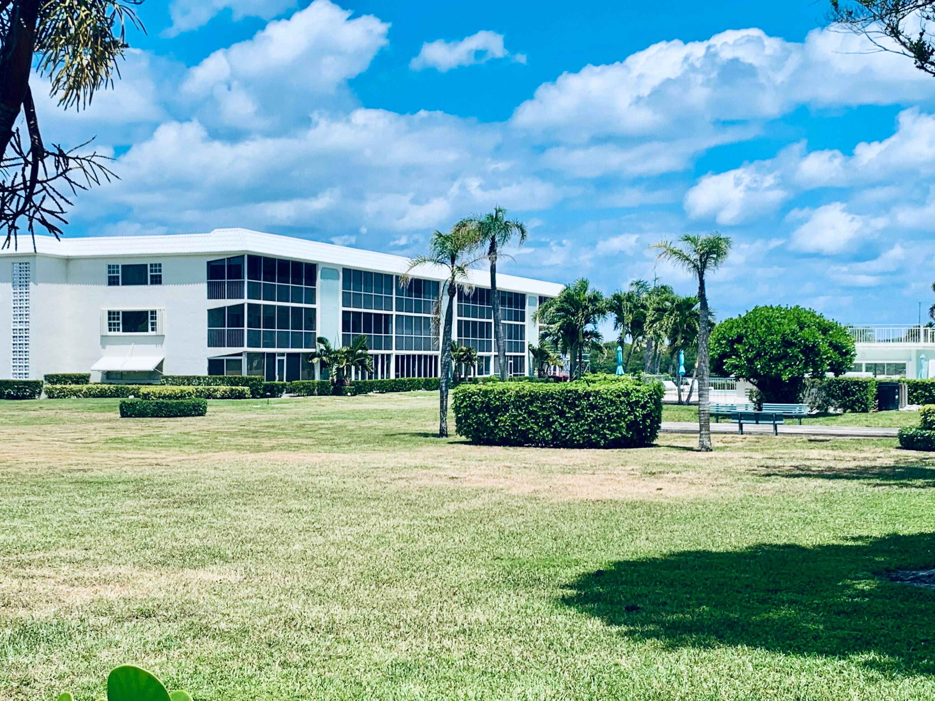 Newly renovated 2 bed, 2 bath condo in the heart of Tequesta, FL !
