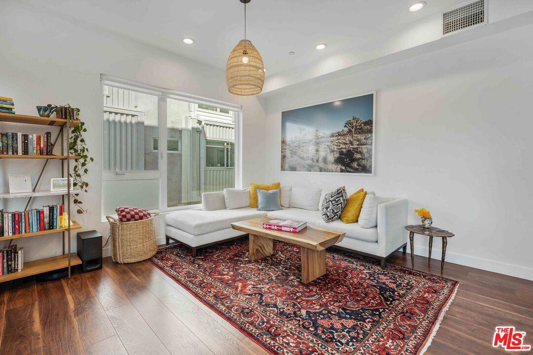 6024 W Beachwood Ln 2BR Hancock Park La