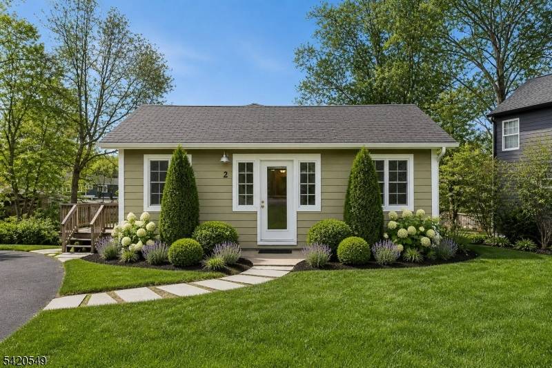 A rare lakefront setting, this home offers a natural backdrop with ever changing scenery and wildlife just beyond the rear door.