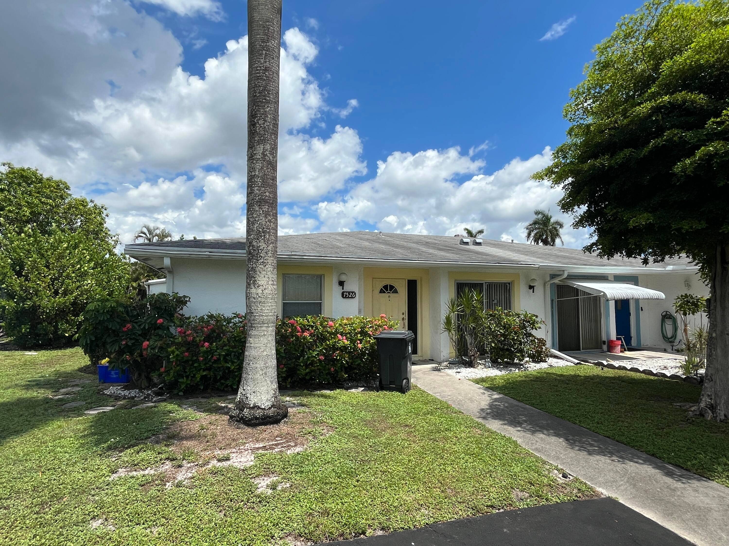 Absolute Bargain Unbelievable Price, Priced low firm for your pre approved buyer on this Spacious 2 bed 2 Bath 1 2 Duplex in a great location in Lake Worth.