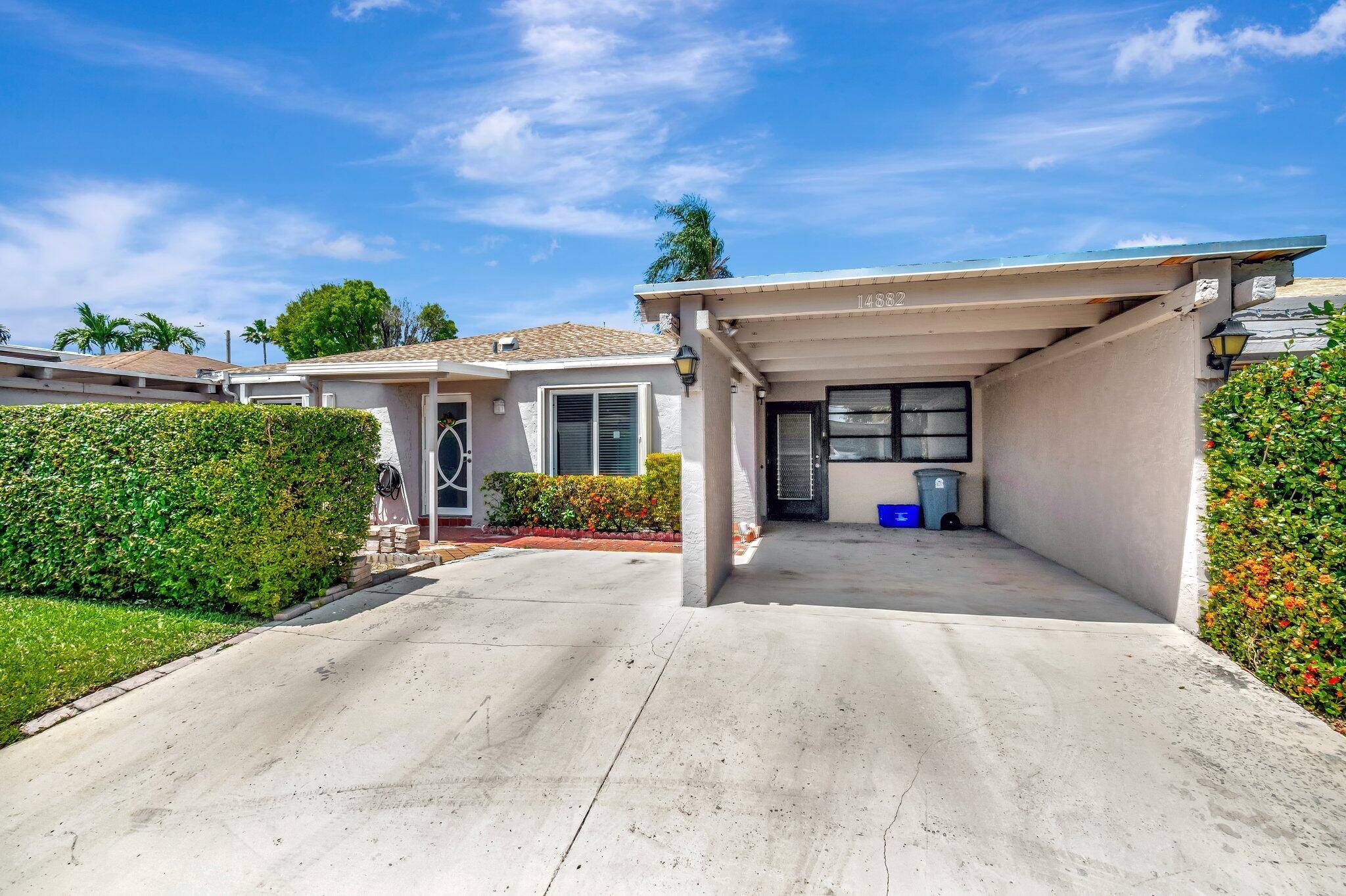 Attractive two 2 bedroom two 2 bath villa located at Camelot Village of Delray Beach.