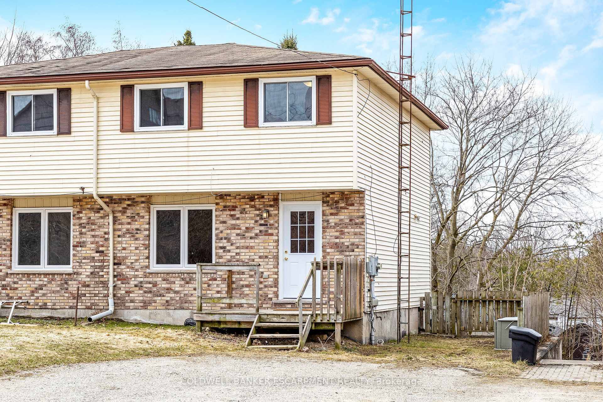 Bright and well laid out 3 bedroom, 2 bath semi detached home nestled in the charming community of Rockwood.