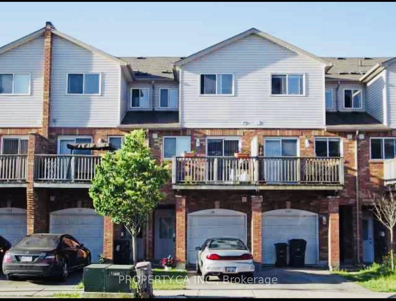 Gorgeous Immaculate Townhouse well kept and spacious approx 1700 sq, ft, with newly built open concept kitchen with Centre island gives a modern look, offers 4 Bedrooms and 4 washrooms ...