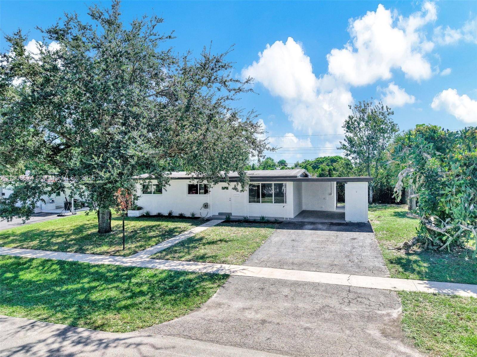Discover the perfect starter home, a cozy single family residence in one of Plantation s most convenient neighborhoods.