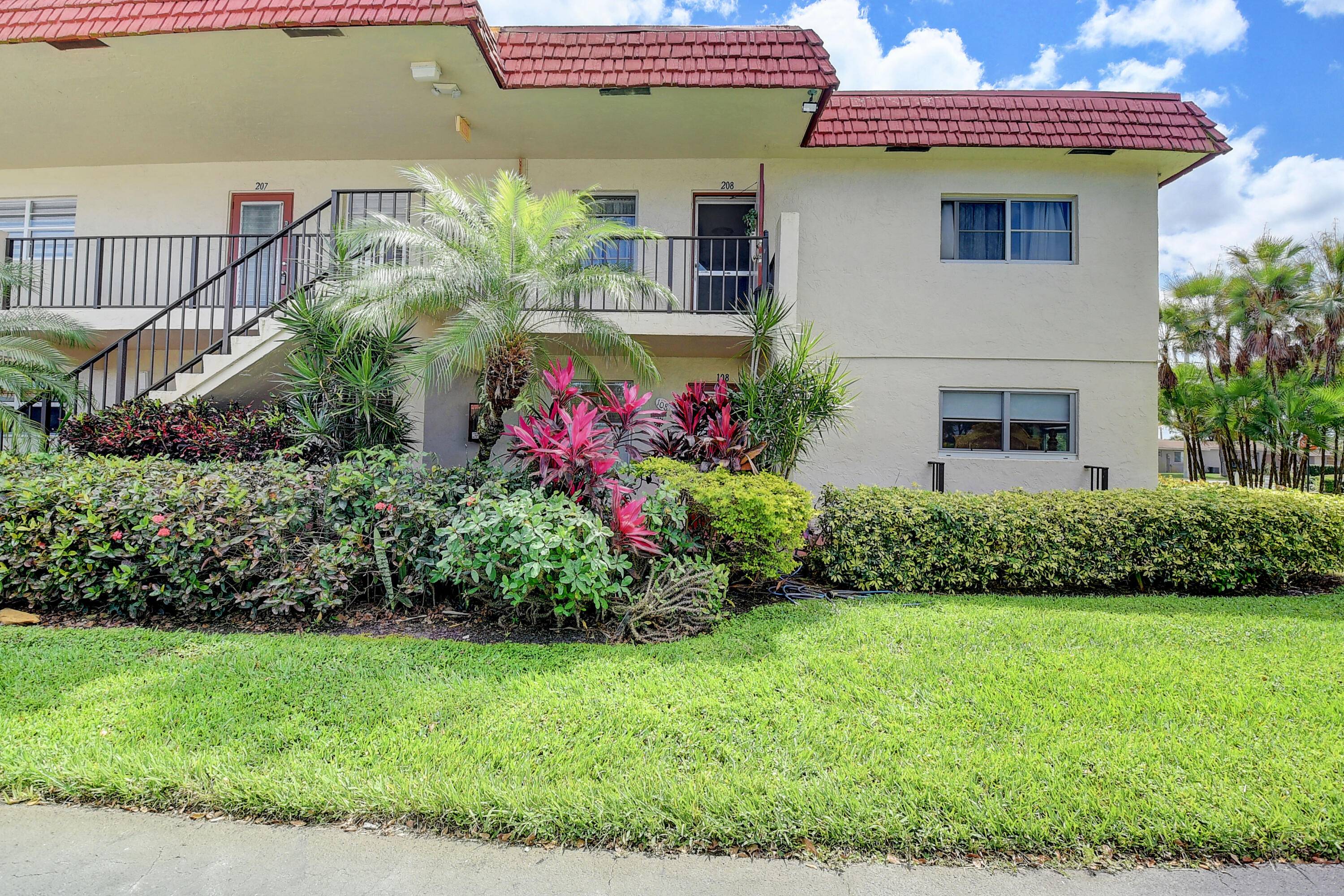 Welcome to 5 Abbey Lane, Unit 108 a light filled corner residence in the desirable 55 Abbey Village community of Villages of Oriole.
