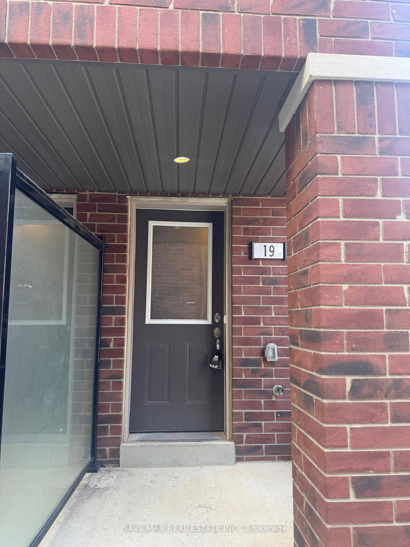Beautifully maintained corner unit 1 year old Townhouse for Lease.