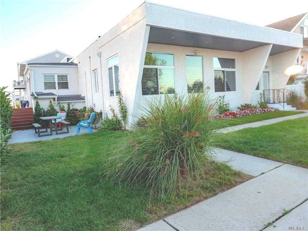 SHOW STOPPING Furnished Summer Rental on the Bay Memorial to Labor Day.