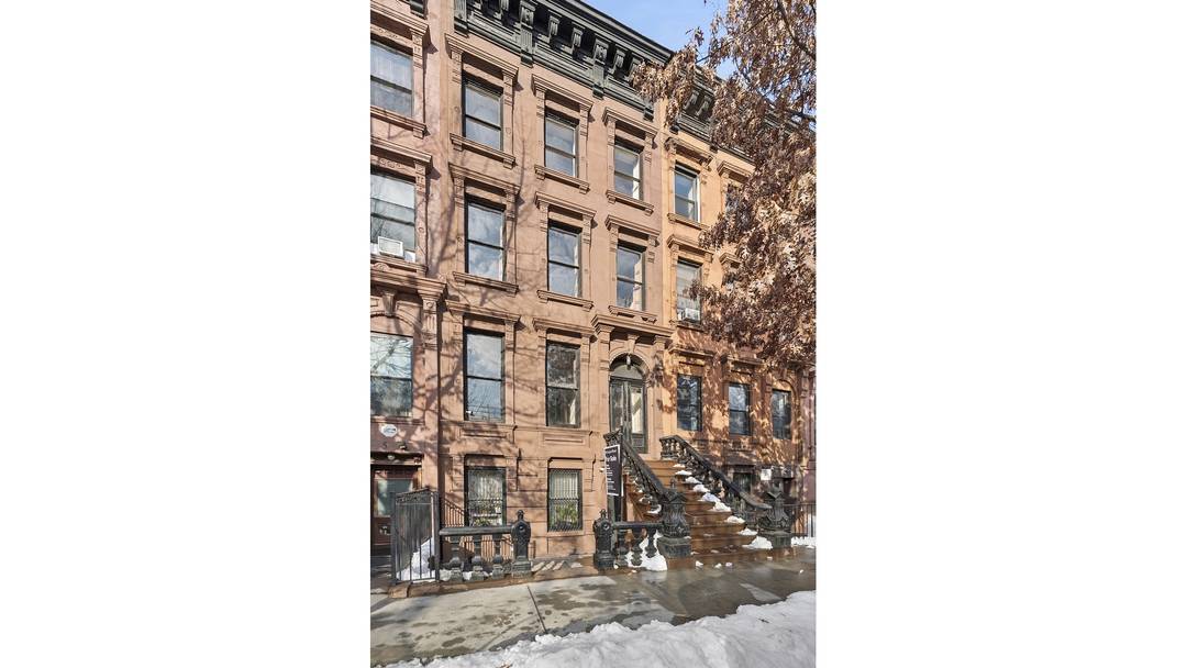 7 East 124th Street presents a rare opportunity to reimagine a 20 foot wide, park front Italianate townhouse in one of Harlem's most iconic settings.