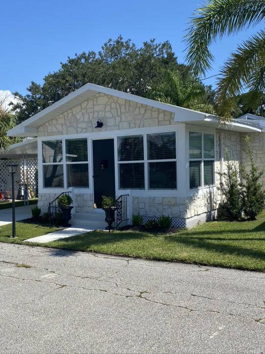 Discover a part of History and Modern comfort in this beautiful 1925 remodeled ''STONE COTTAGE'' home, located in Braden Castle, a boating community.