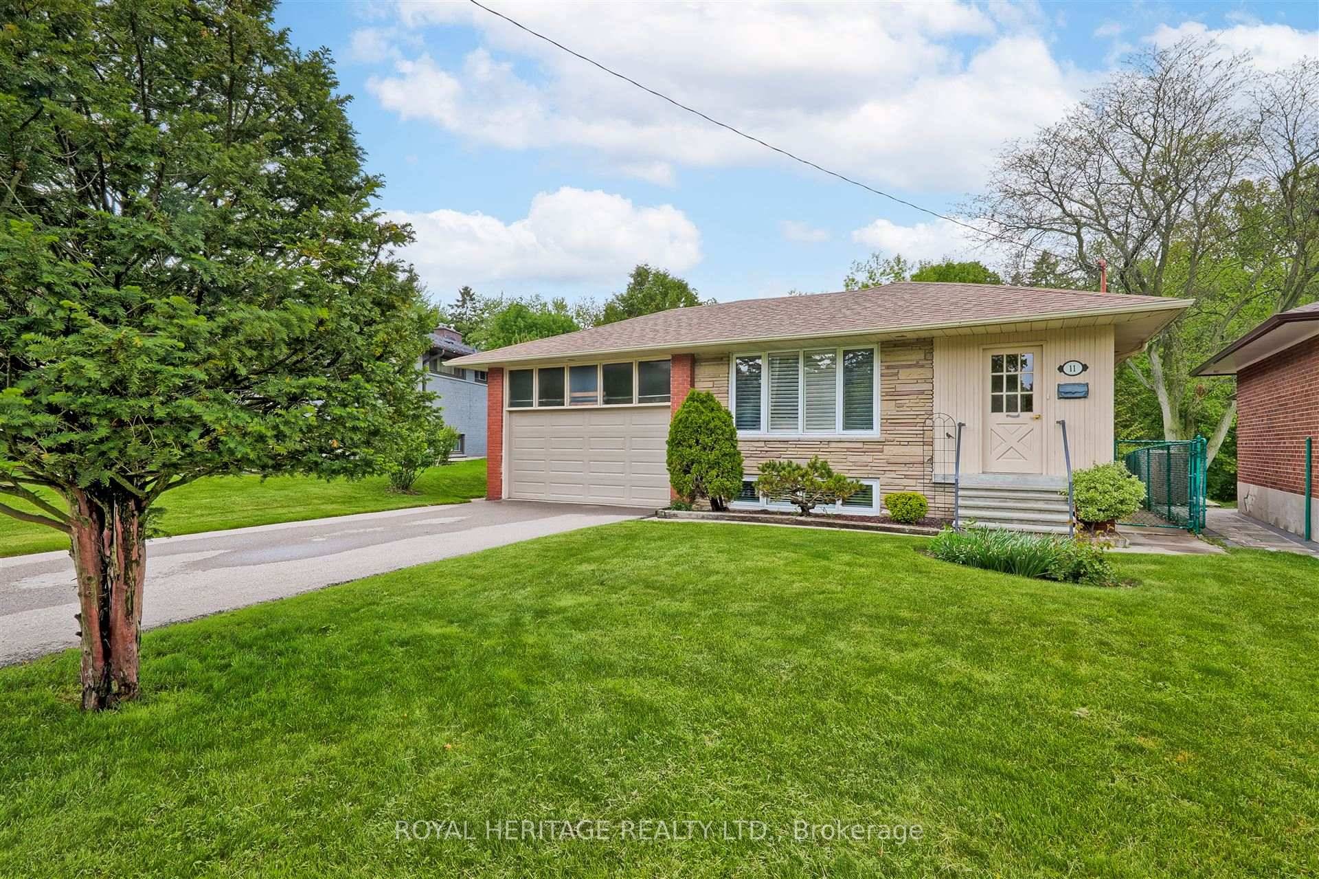 Charming 4 Bedroom Detached Home Backing Onto Ravine Cedarbrae Gem !