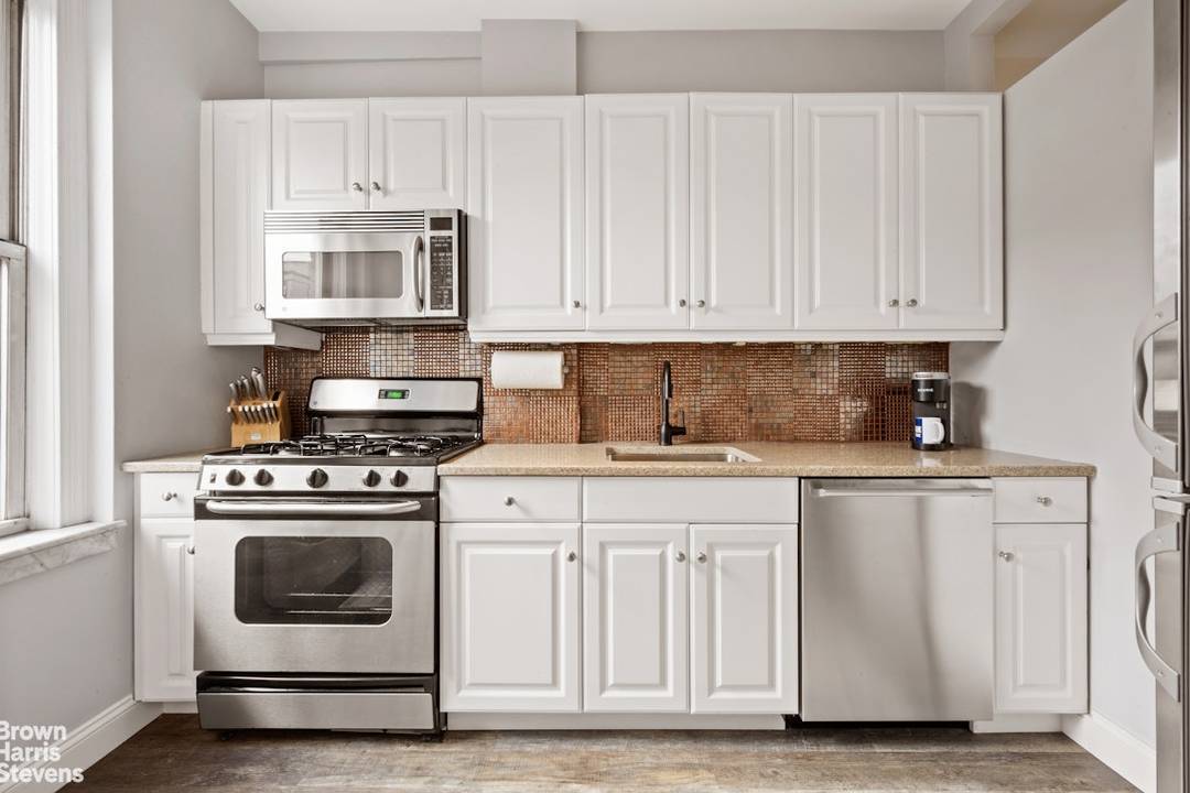 Located on a picturesque, tree lined Upper West Side block, The Armstead is a premier prewar cooperative.