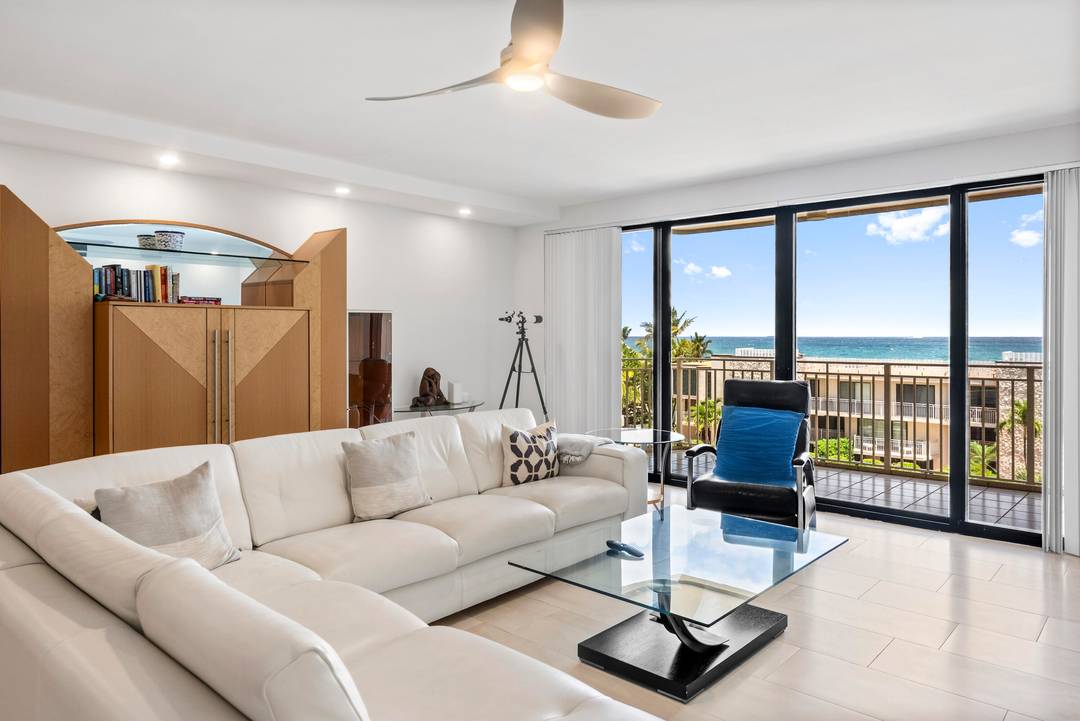 Stunning, large oceanfront residence ready for annual tenant.