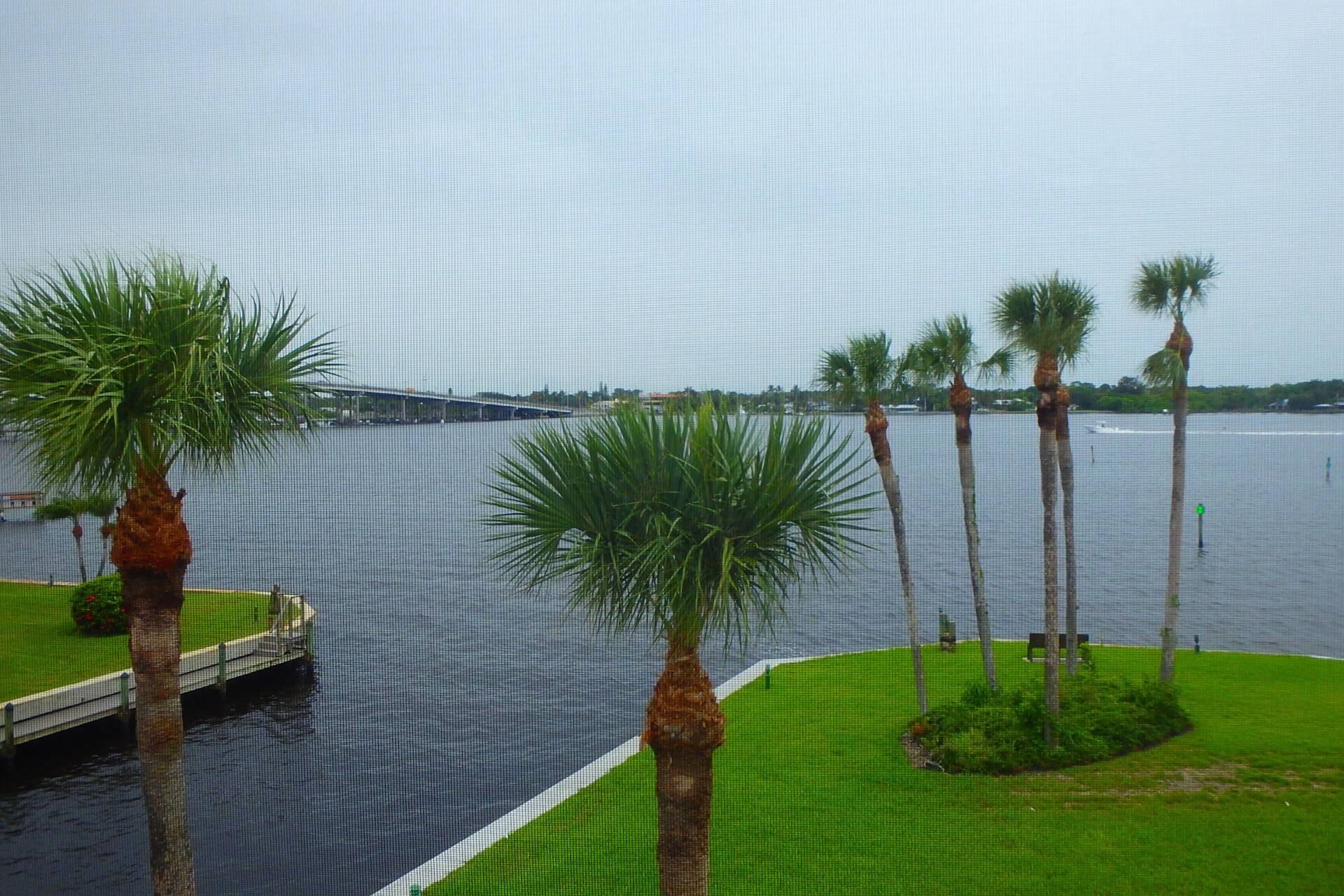 MAGNIFICENT WIDE RIVER VIEWS !