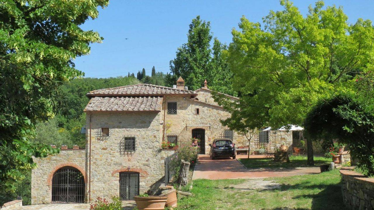 Ancient mill for sale near Florence, San Casciano Val di Pesa. The property includes two houses, 5 bedrooms, land, olive grove, vineyard