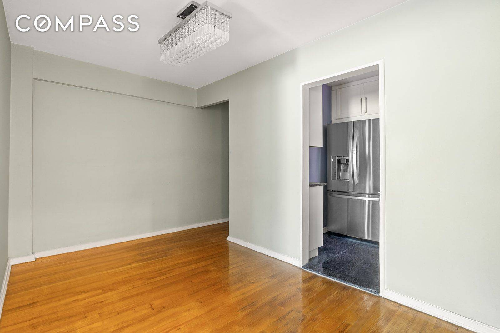 Beautifully renovated 2 bedroom, 1 bath in an impeccably maintained elevator building in the heart of the JH historic district.