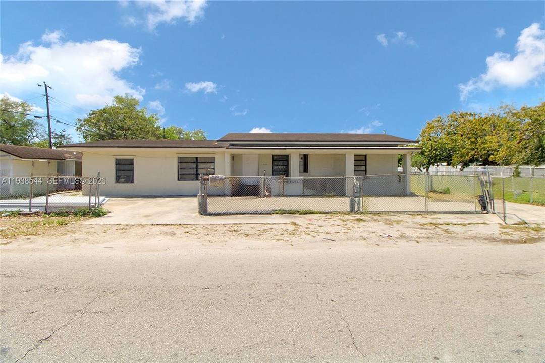 Discover a corner lot gem in Miami !