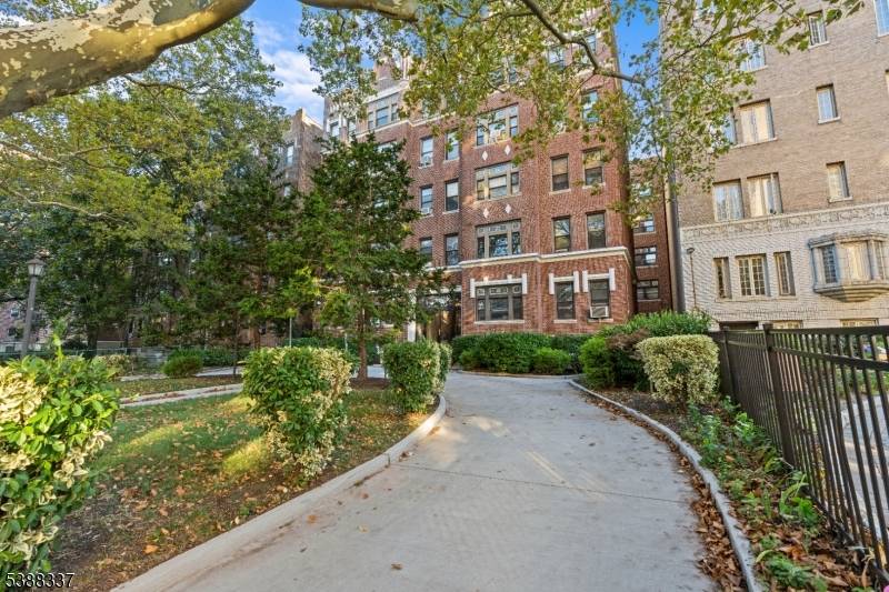 Welcome to this beautifully presented duplex condo steps from Lincoln Park !