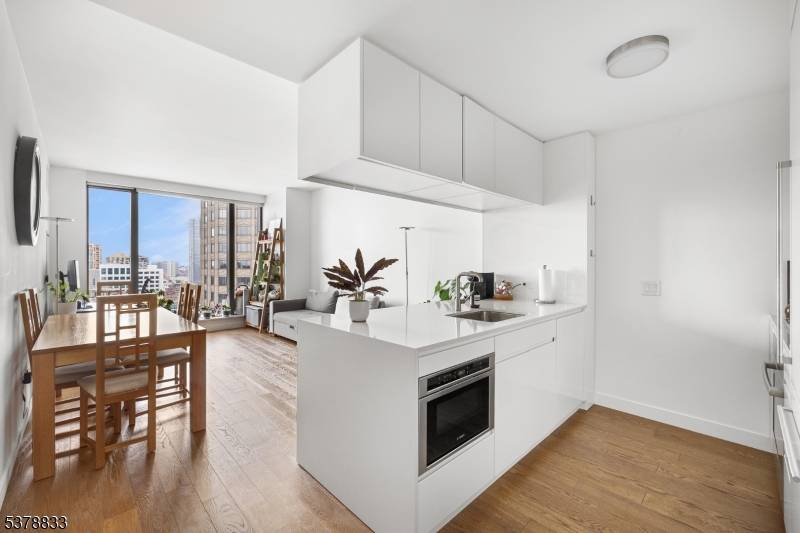 Welcome to luxury living at 99 Hudson St.