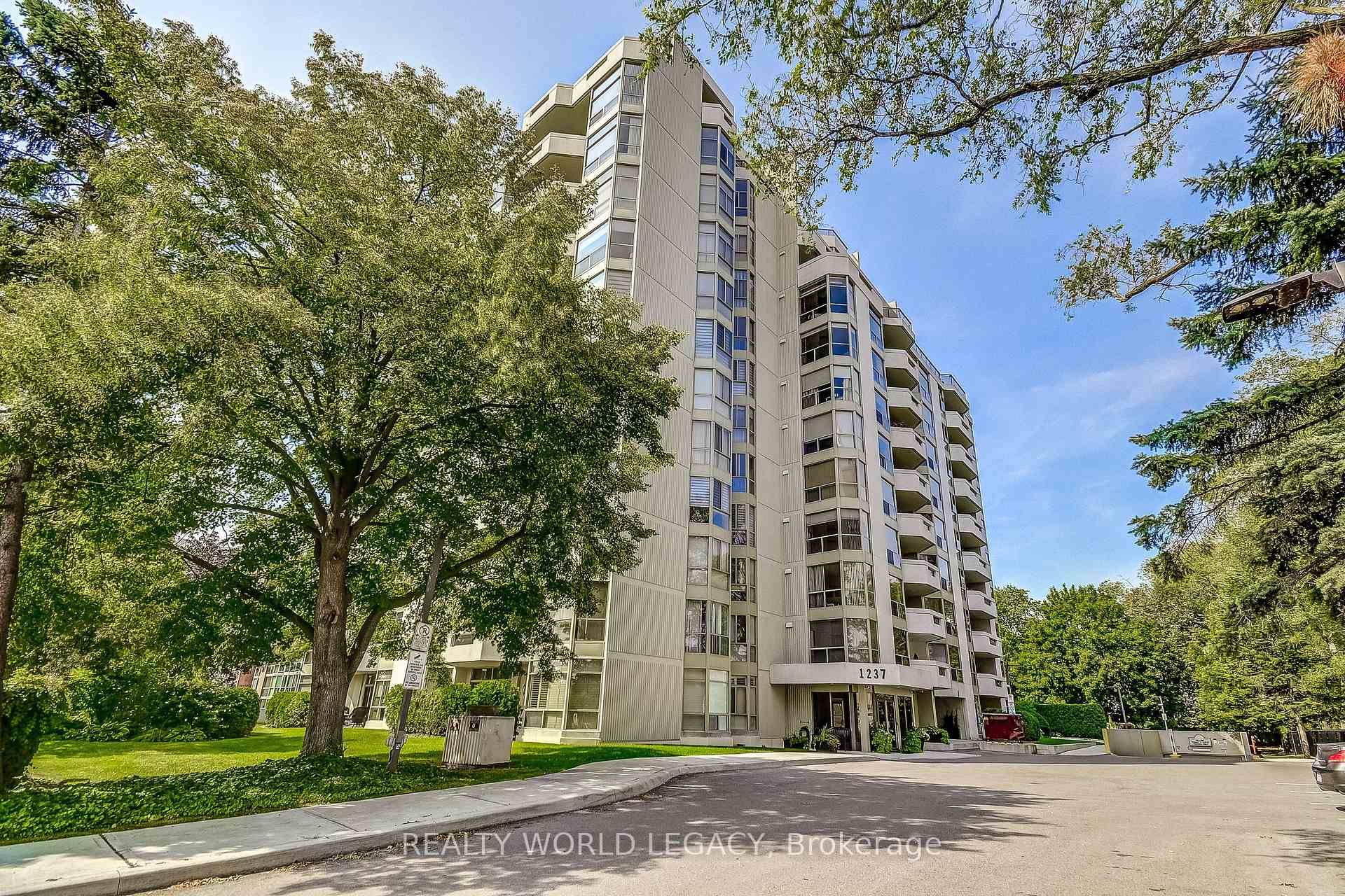 Stunning 2 bedroom spacious condo in the fabulous Harbour Lights Building.
