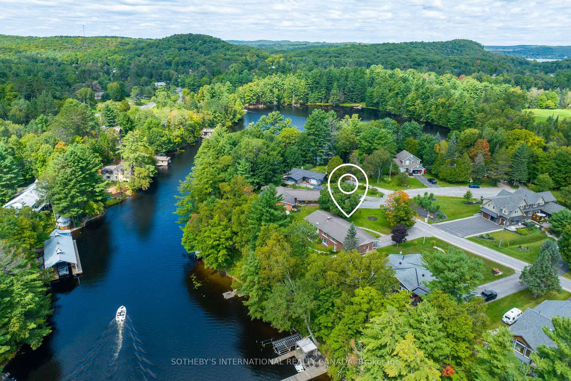 Discover your dream Muskoka River waterfront Year around home, just minutes from town by car or boat !