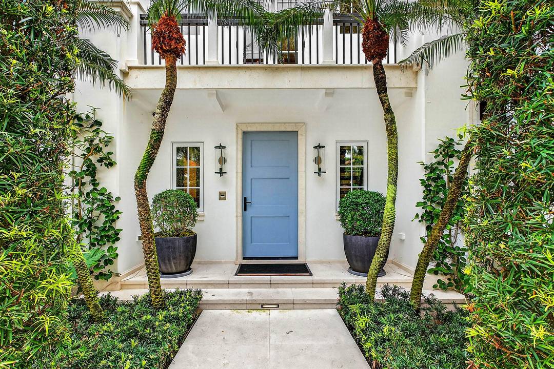 Warm Modern interior meets Warm Modern interior meets Palm Beach Chic at 232 Seabreeze Avenue, built in 2021.