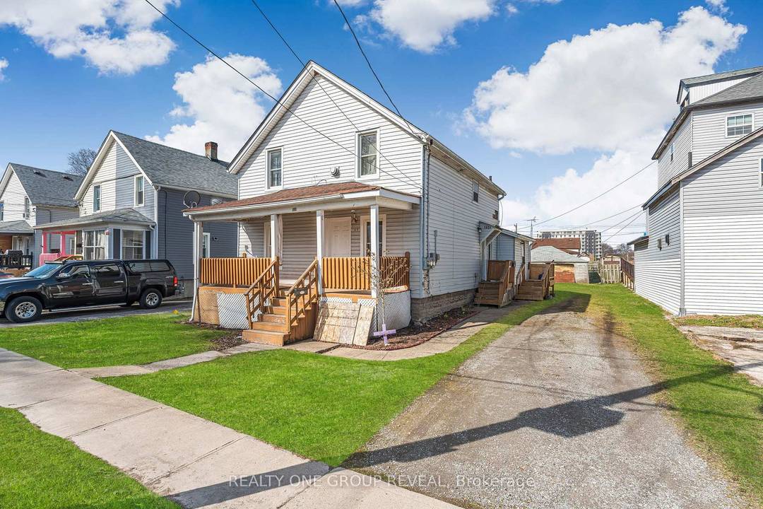 Located just a short distance from Nickel Beach, this 2 2 bedroom duplex presents a solid investment opportunity with excellent income potential.
