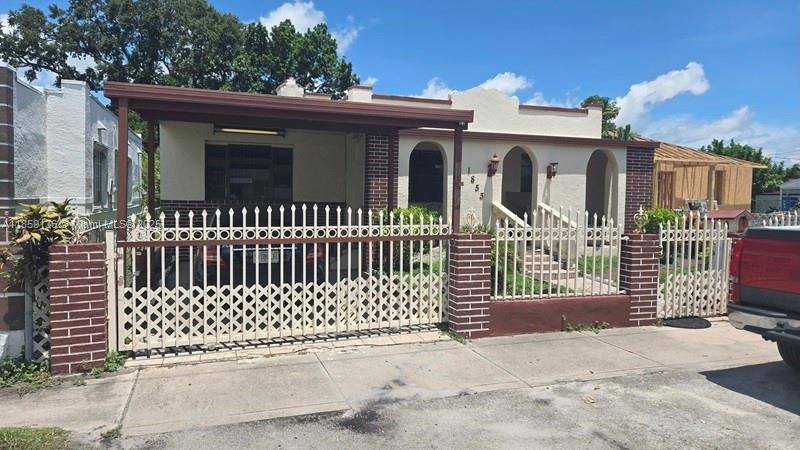 Attn Investors 3 bed 1. 5 bath, 1, 367 SF SFR on 4, 796 SF lot with 1 car carport, new roof and water heater will not last !