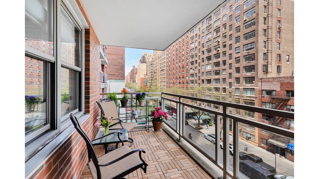 Apartment A606 is an oversized, light filled one bedroom, one bathroom home with peaceful treetop views and great natural light from large north facing windows in every room.