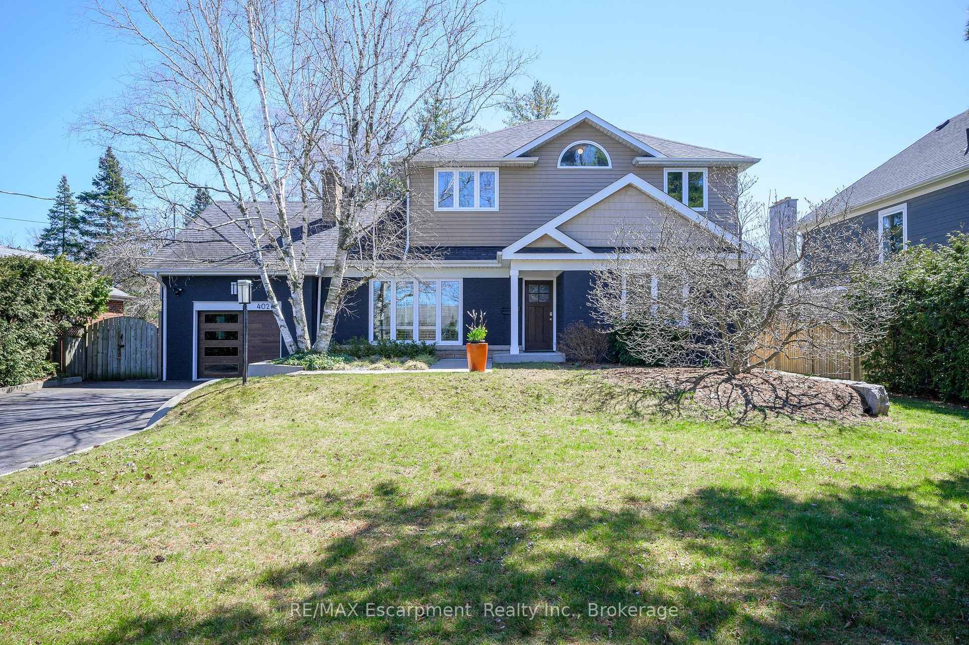 Dream home in the heart of Aldershot, where this residence is set on over 1 4 acre lot measuring 72x168.