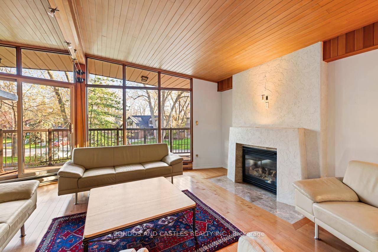 Welcome to this prime Lorne Park home located on a quiet cul de sac !