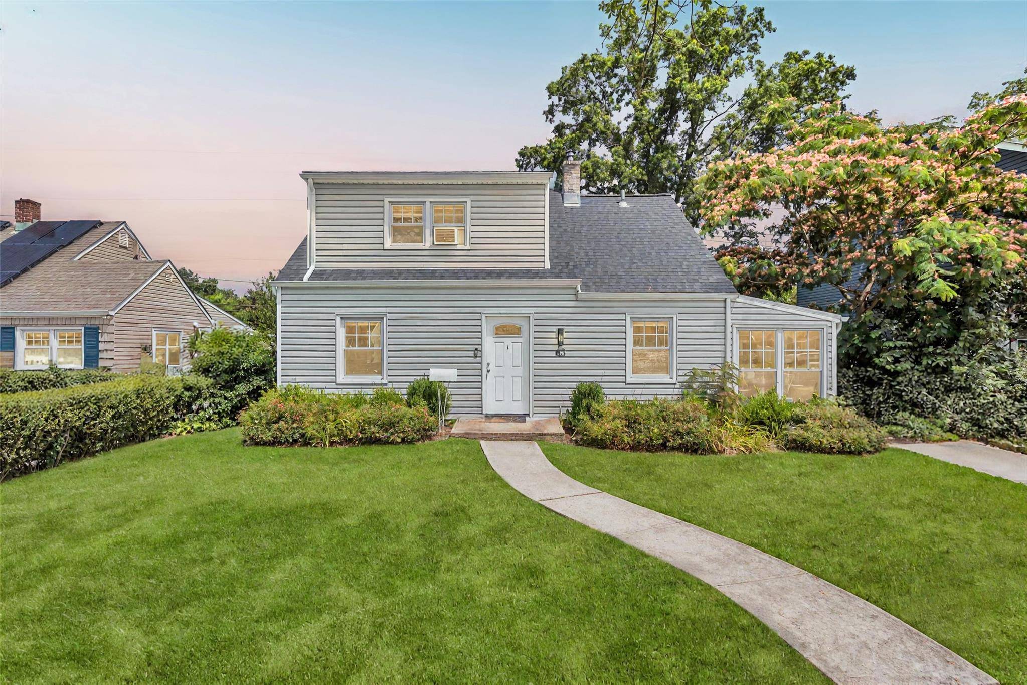 Charming Expanded Cape in the Heart of Levittown !