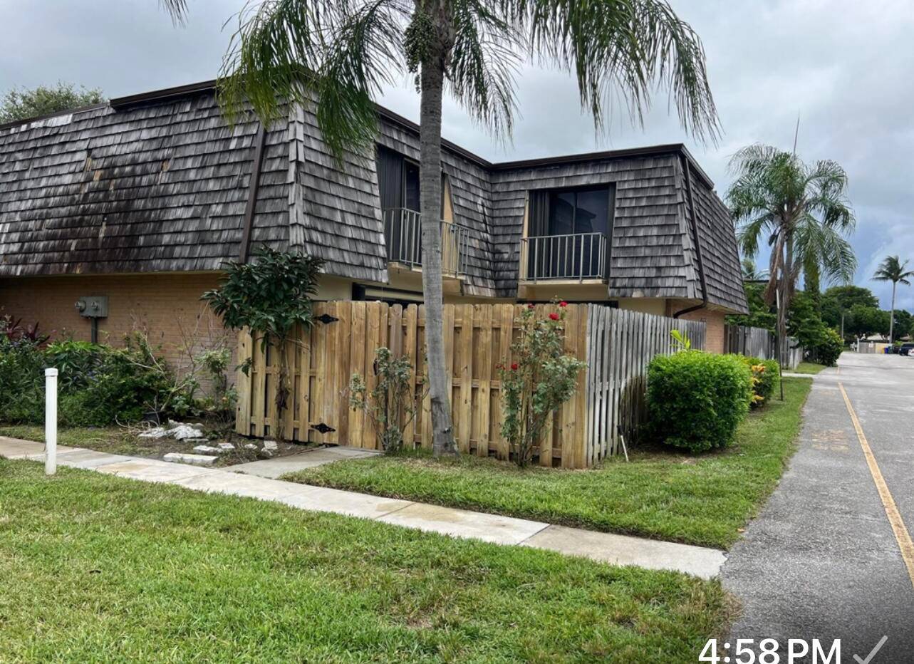 Beautiful 2 bedrooms, 2 baths townhouse in Palm Springs.