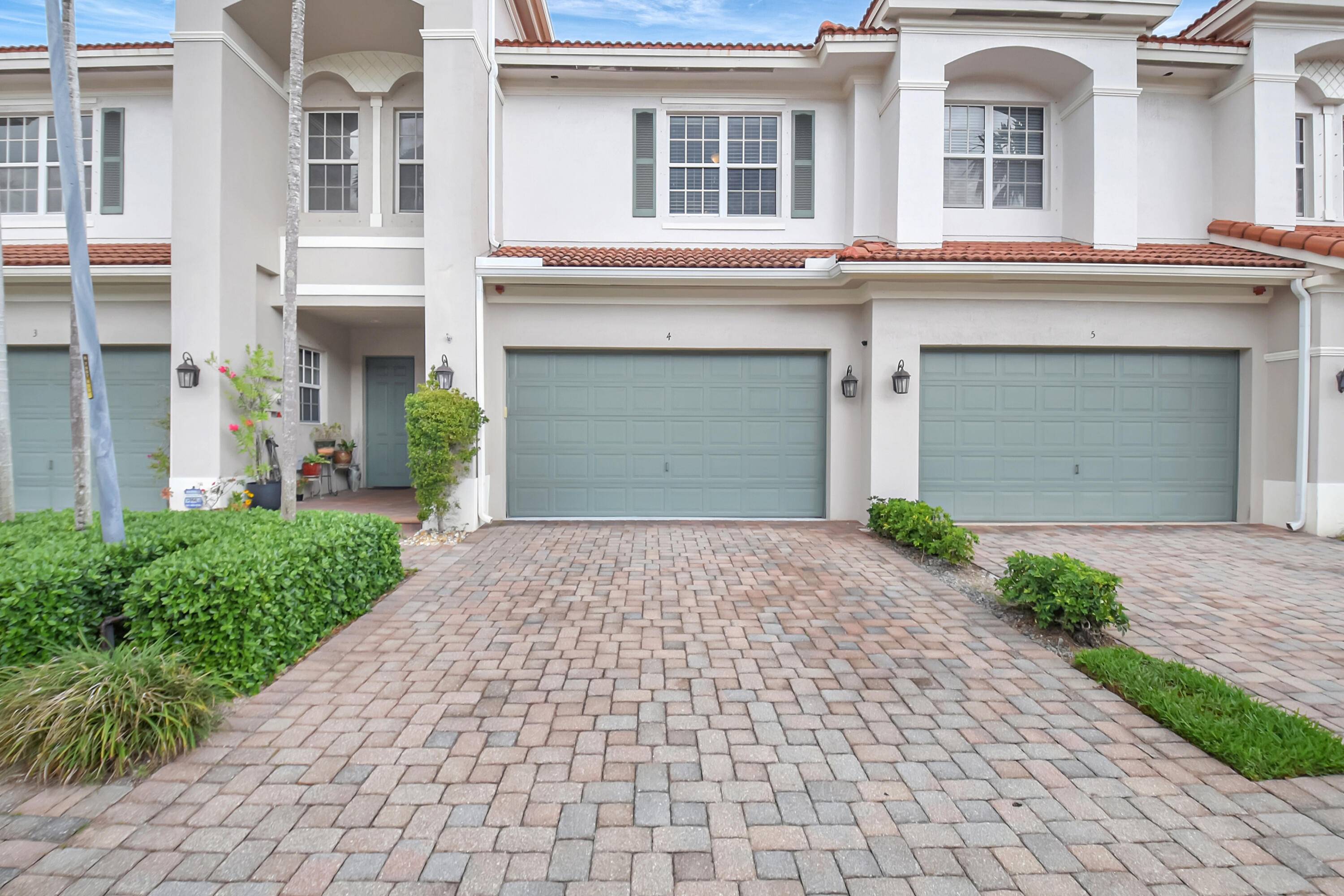 Welcome home to this beautifully updated townhome in the highly sought after Carriage Point community !