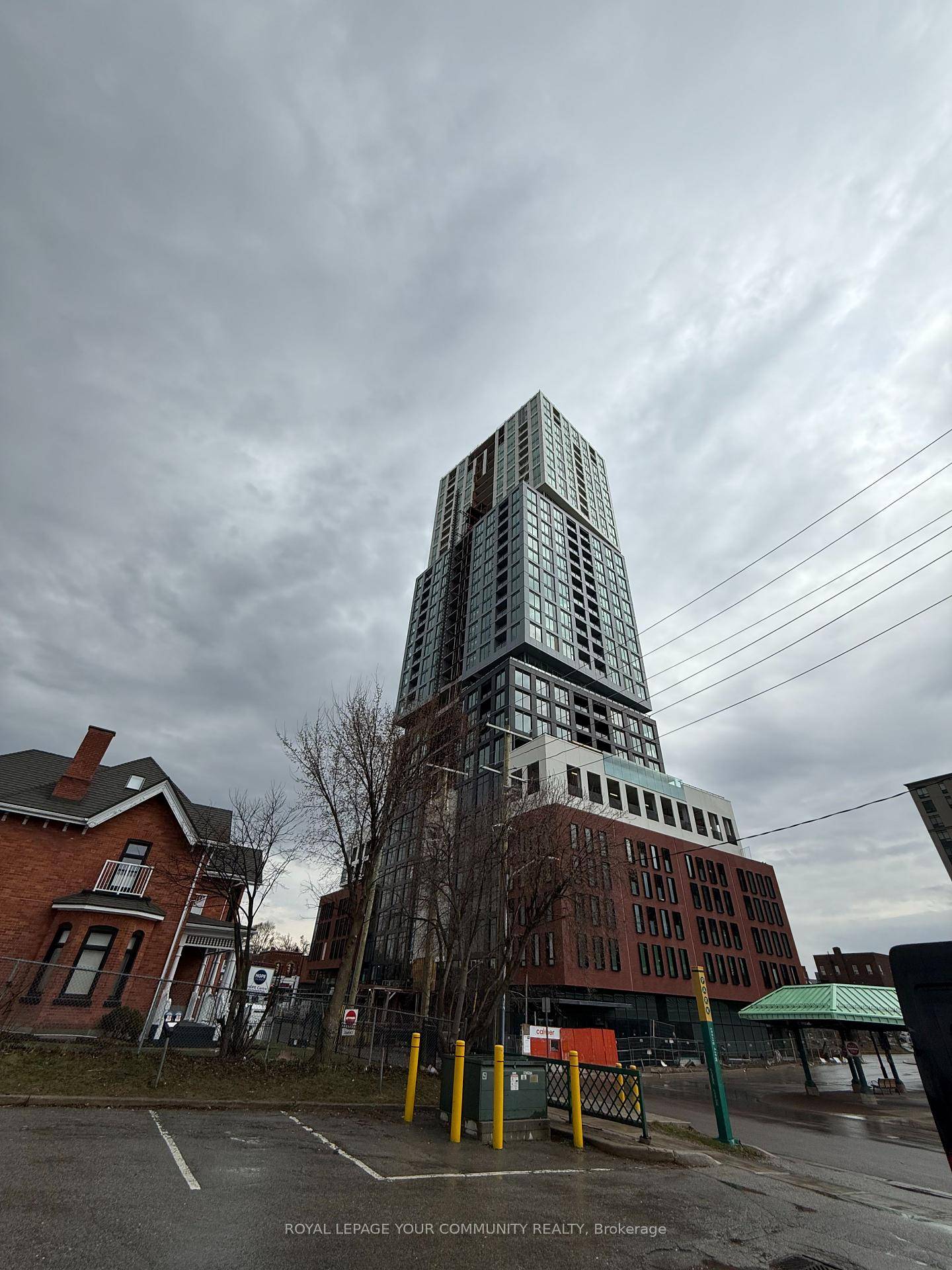 Welcome to this brand new, never lived in condo in the dynamic heart of Downtown Barrie where urban convenience meets lakeside beauty.