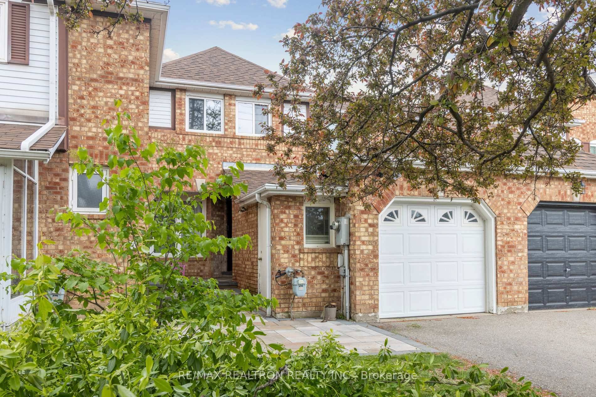 Renovated And Meticulously Maintained Freehold Townhome Located On A Quiet Cresent In Central Erin Mills Neighbourhood Walking Distance To Erin Mills Town Centre Many More Shops And Services For Daily ...