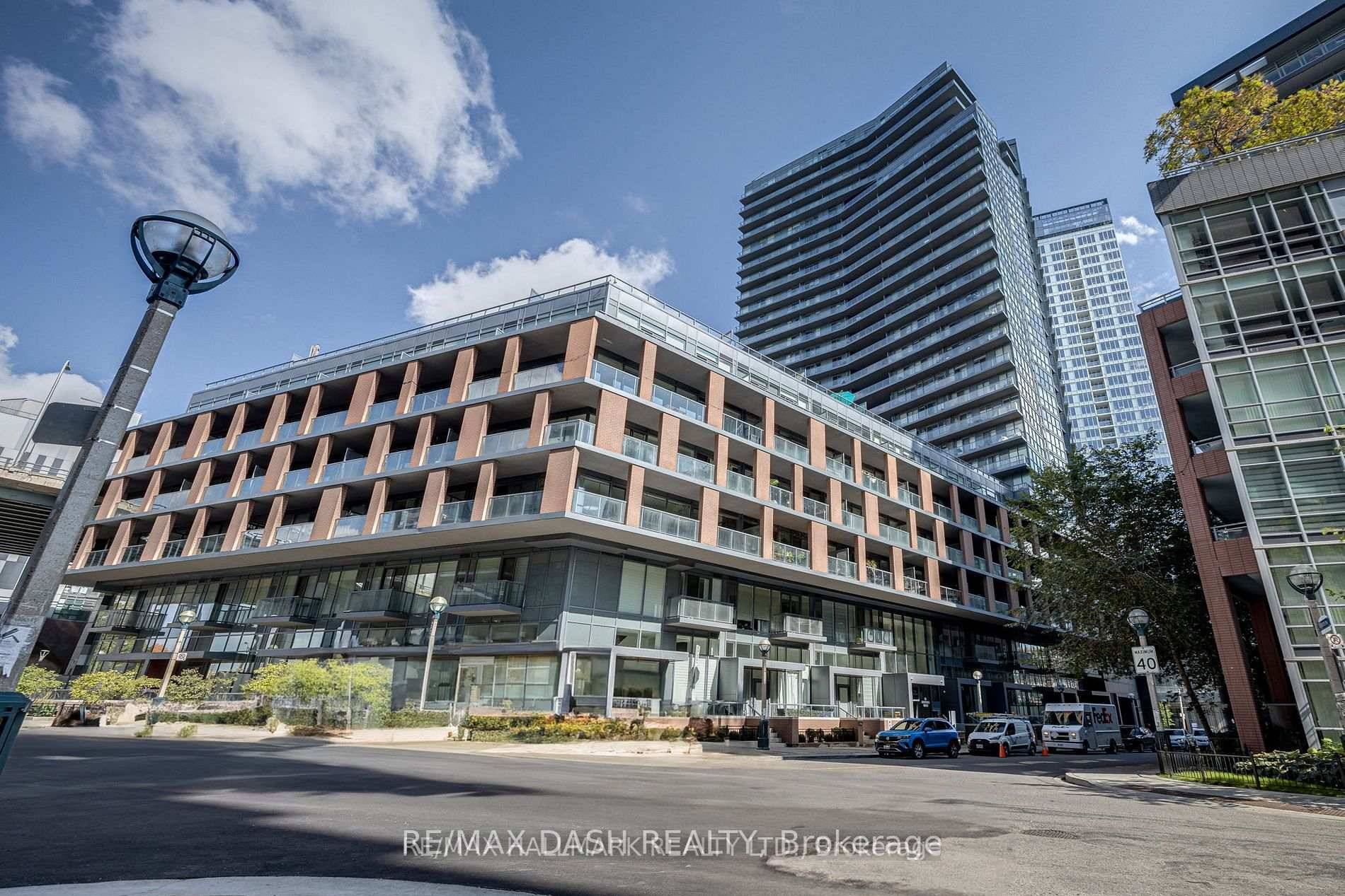 Fantastic West Facing, Super Bright and Spacious Waterfront Living !