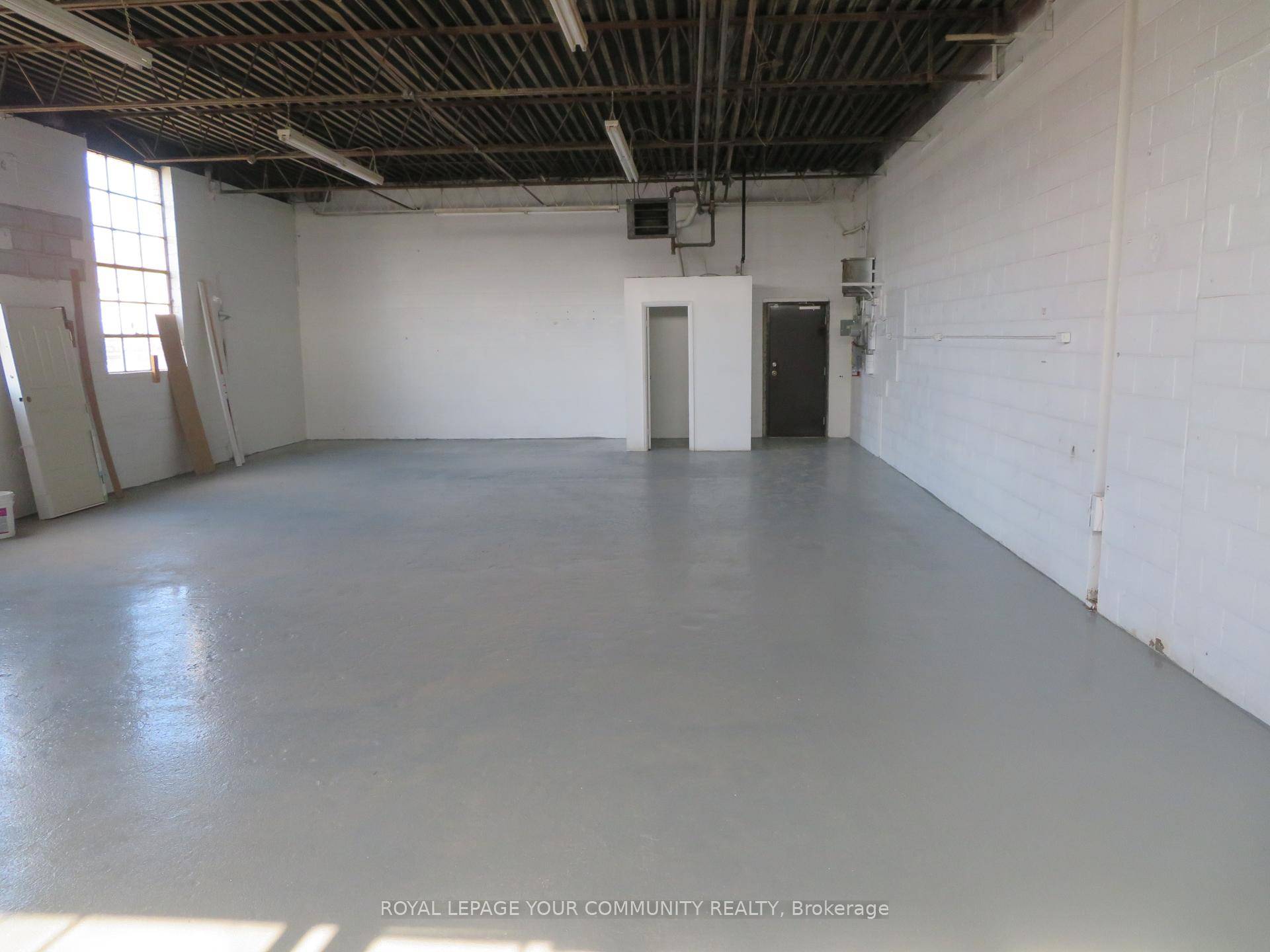 End Industrial Unit in a professionally managed multi tenant building.