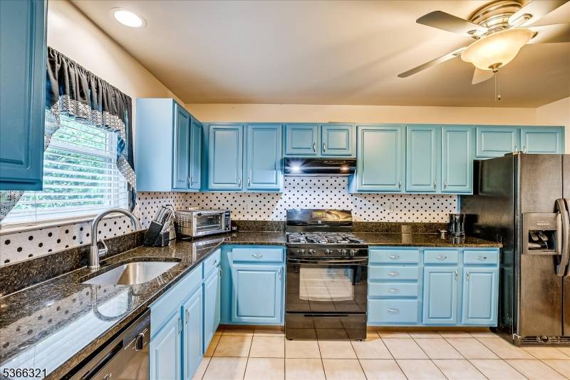 Beautiful, Spacious 4Bedrooms 2Full Baths Bilevel House with 2Car Garage.
