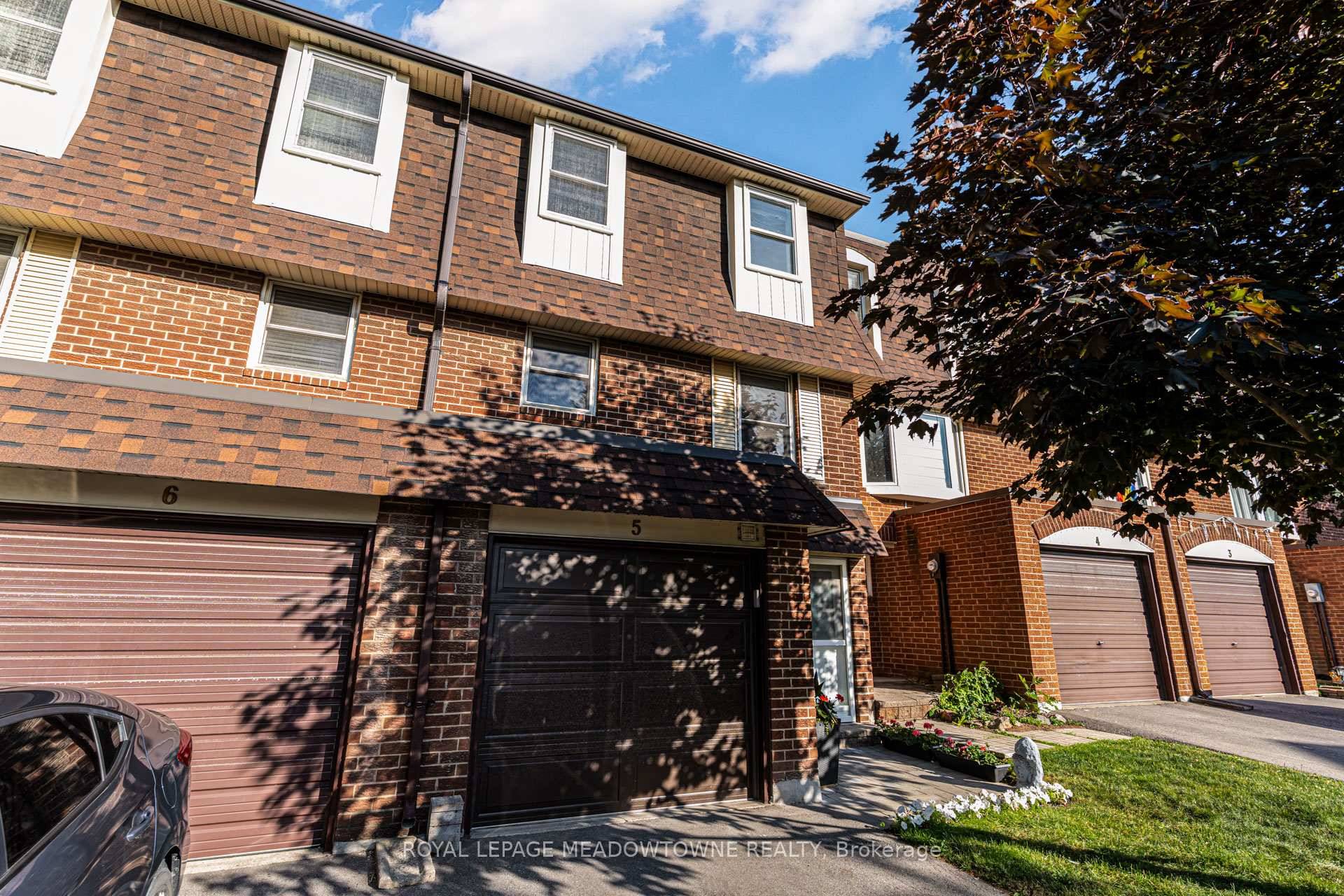 Modern, Move In Ready Gem in Bronte Meadows !