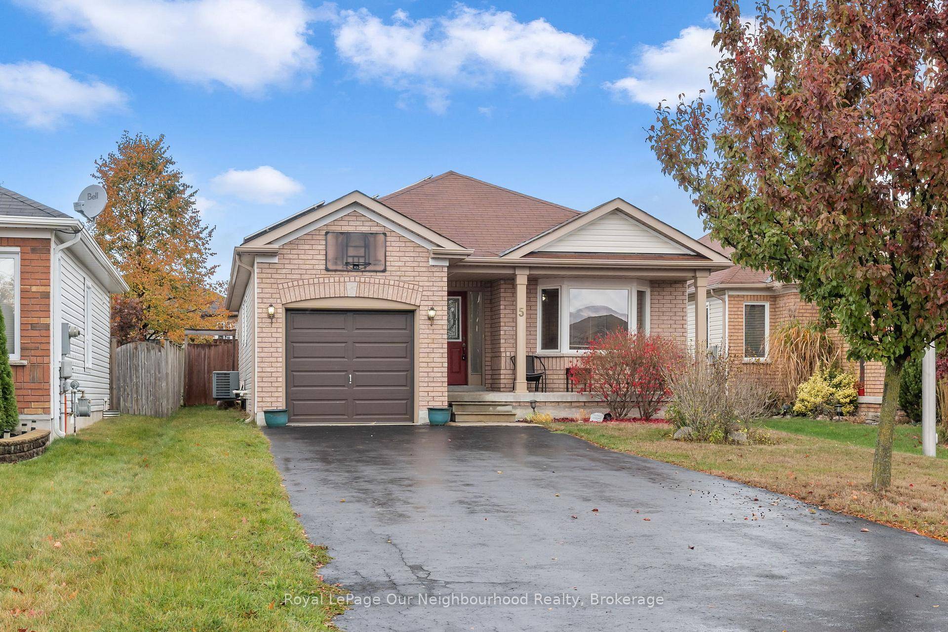 Welcome home to this charming detached home located on a quiet court in a sought after neighbourhood, filled with great neighbours.