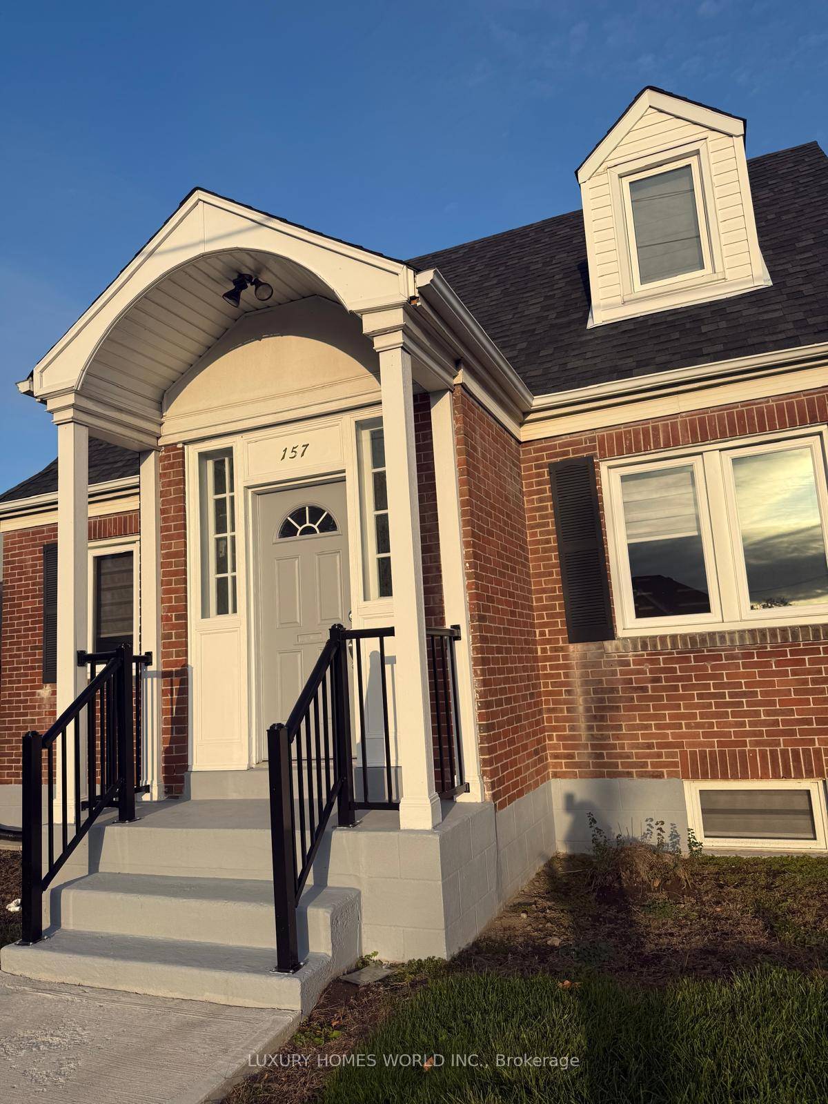 Beautifully updated 2 bedroom upper level unit available for rent in a legal duplex located in the heart of downtown Oshawa !