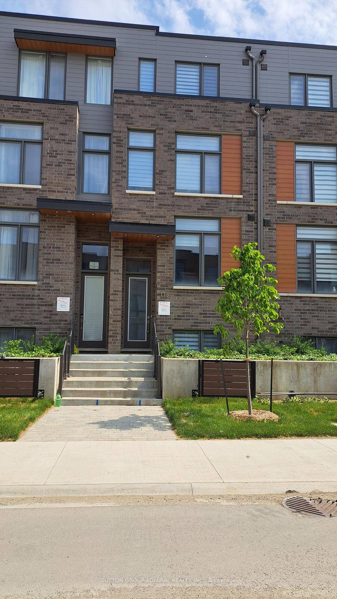 Absolutely Stunning, Beautiful amp ; Spacious 4 bedrooms den townhouse, 3 full bathrooms.