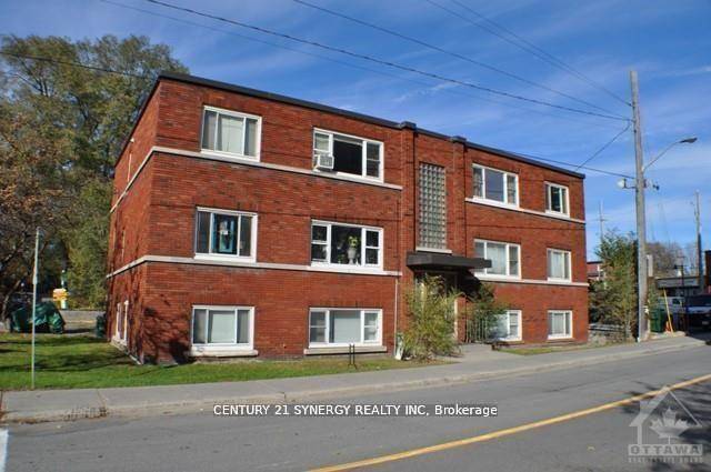 Welcome to this bright and spacious 2 bedroom apartment located in one of Ottawas most sought after neighbourhoods !