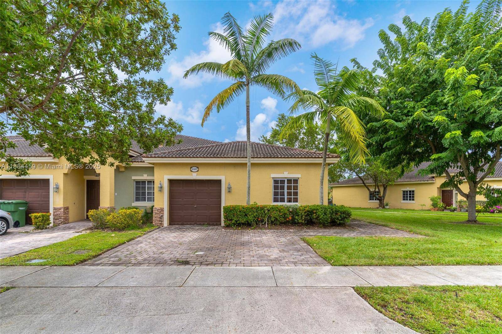 This stunning 3 bedroom, 2 bathroom corner townhouse is in the desirable gated community of Ventura at Malibu Bay.