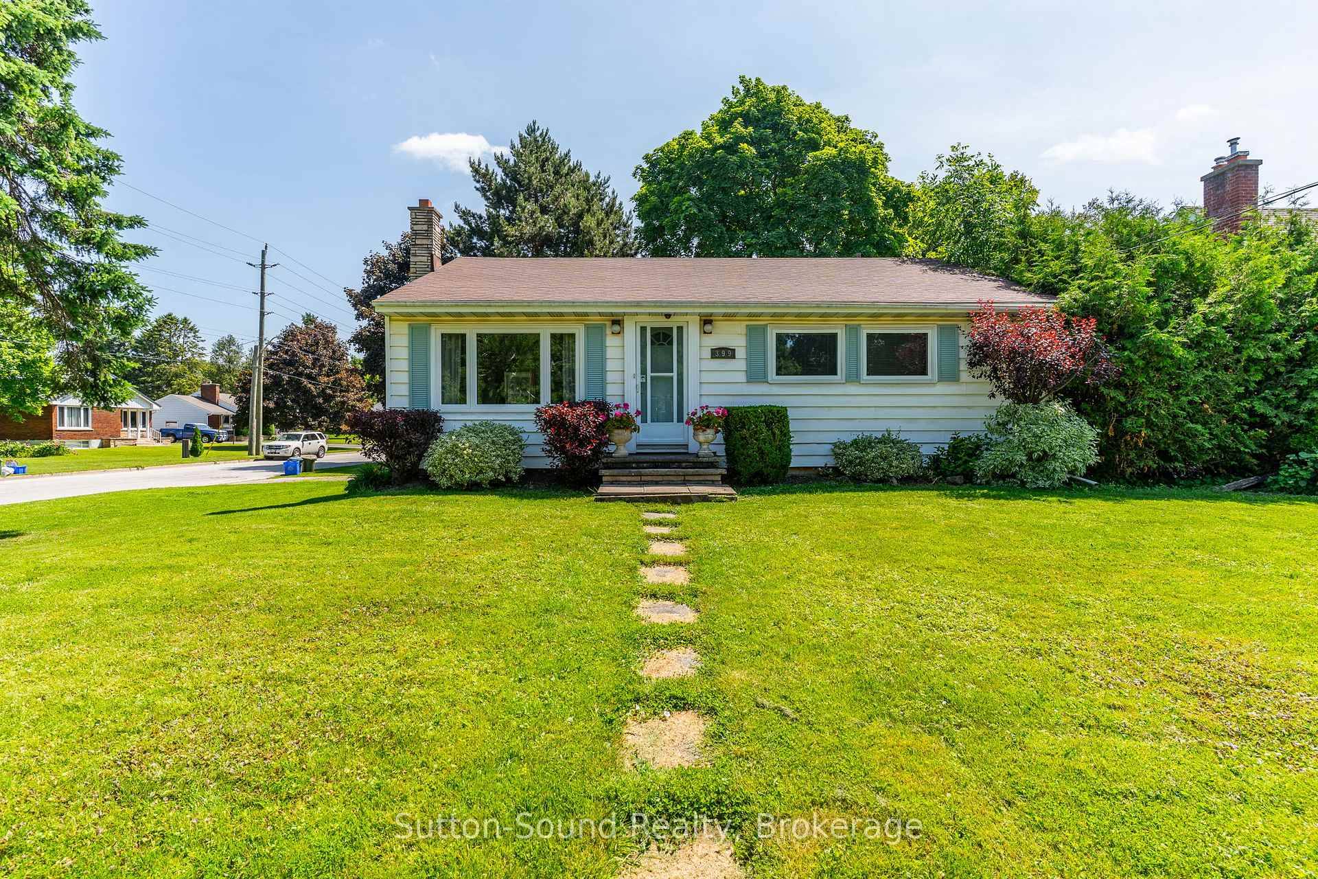 Welcome to this charming 2 1 bedroom bungalow, perfectly situated on a corner lot in a desirable east side neighbourhood of Owen Sound.