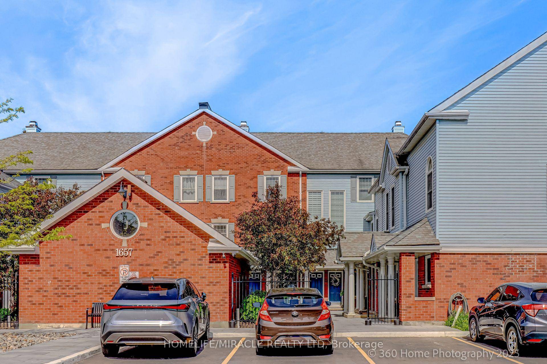 Welcome to this stylish and spacious 2 storey condo townhome featuring 3 bedrooms plus a den and 3 bathrooms.