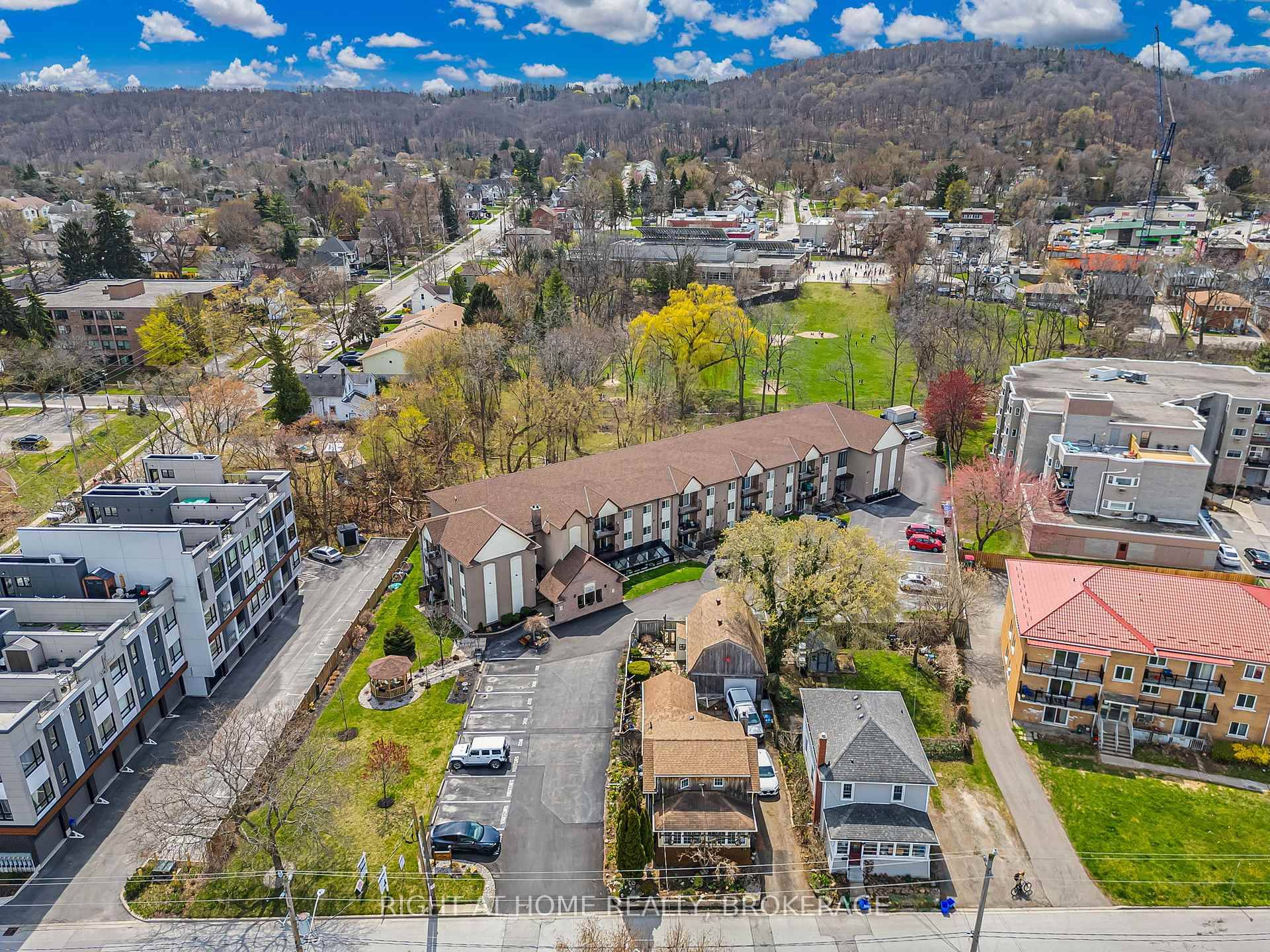 Located in the heart of downtown GRIMSBY !