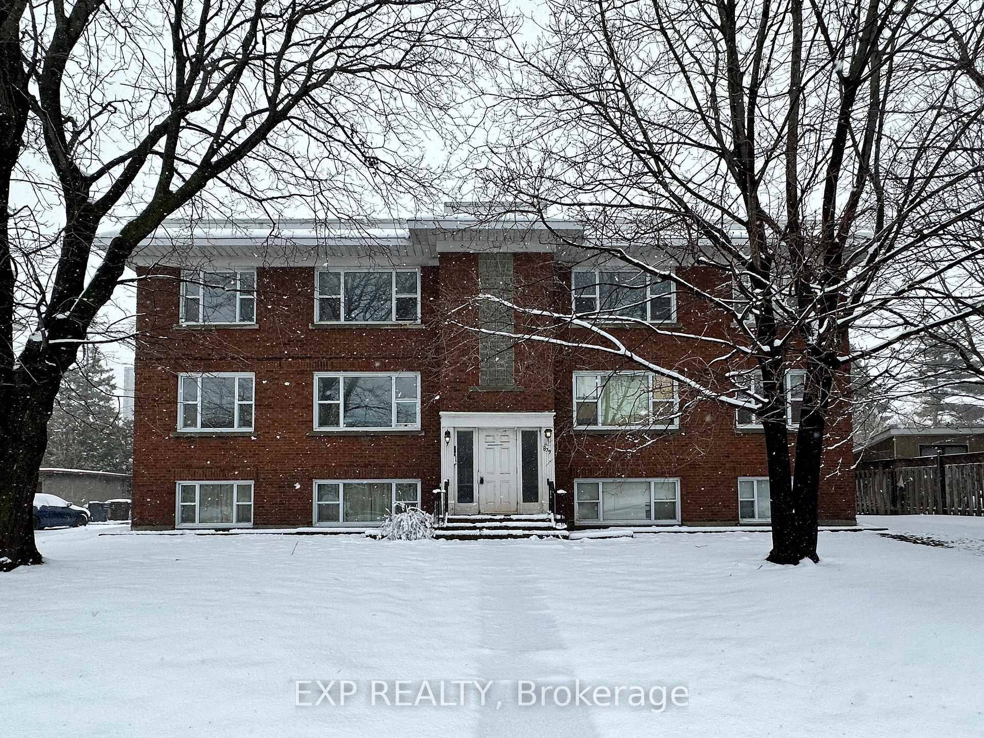 Prime location in Ottawa this Renovated 2 bedroom apartment is in a well maintained six unit brick building.